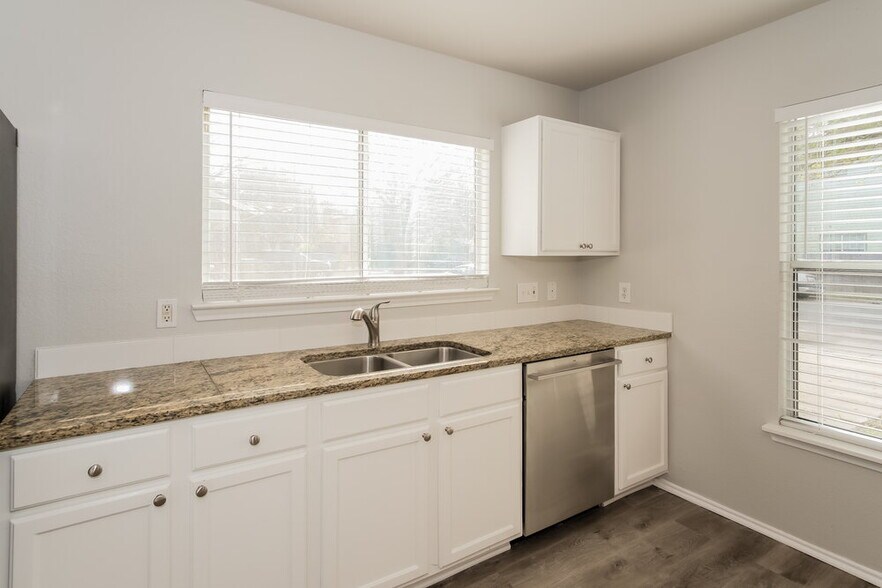 Building Photo - 1404 Geoffs Dr