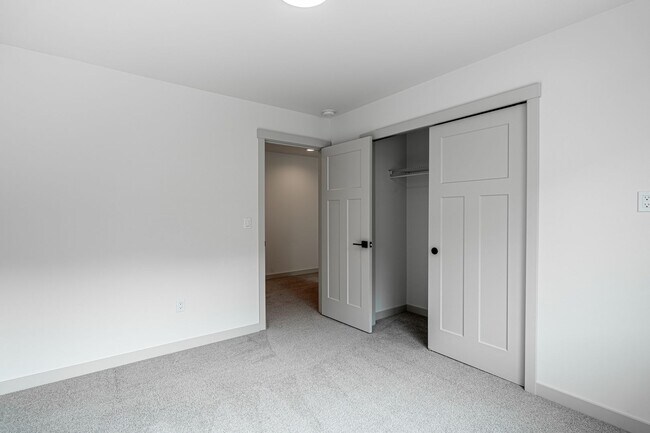 Building Photo - Newer Construction! 3 bed/2.5 bath, double garage, central heat/air, VIEWS!