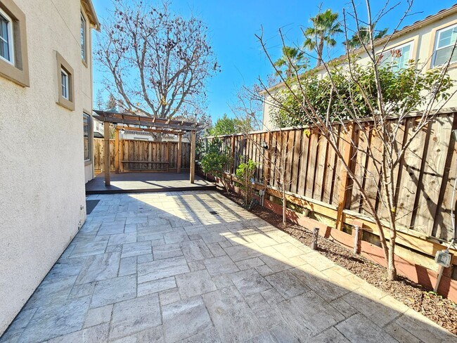 Building Photo - Charming 4 Bed 3 Bath Townhome near Santana Row Available Now!!