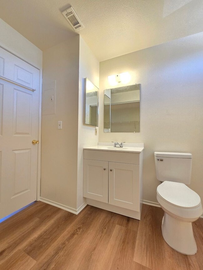 Building Photo - Upstairs/ Spacious/ 2 bedrooms / 2 bathrooms
