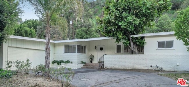 Building Photo - 1555 San Ysidro Dr