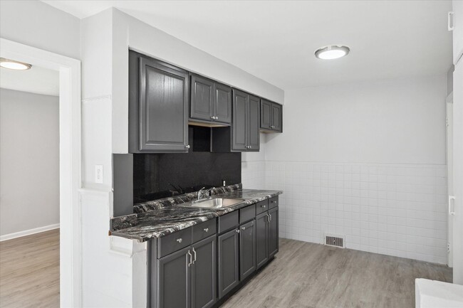 Building Photo - $1375 3 bedooms