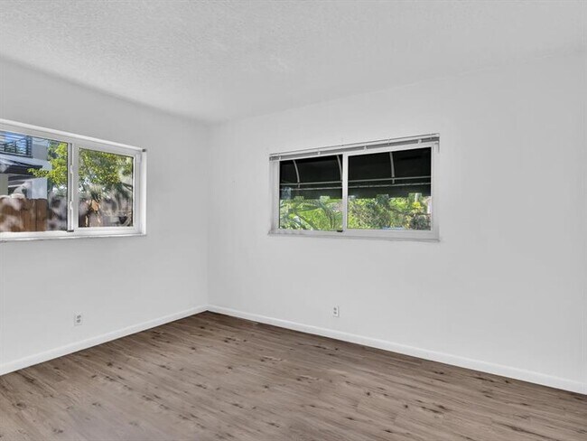 Building Photo - 899 NW 6th Dr