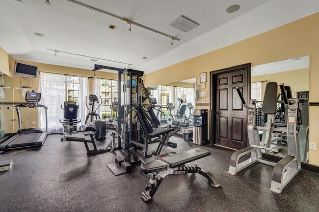 Building Photo - "Discover Coastal Comfort: Spacious 2-Bed, 2-Bath Condo at Summer House, Hilton Head Island!"