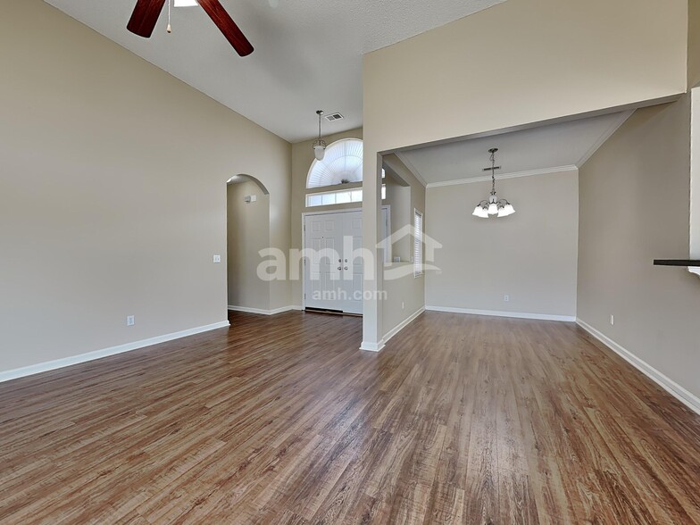 Building Photo - 525 Amsonia Cir