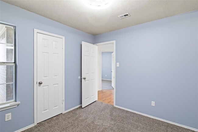 Building Photo - 120 Mule Deer Ct