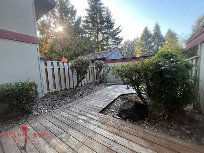 Building Photo - 2 bedroom townhome condo with AMAZING view, brand new carpeting and a fresh coat of paint!!!