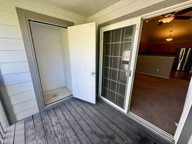 Building Photo - Spacious, Updated 2BR / 2 BA Condo in Gated Community!