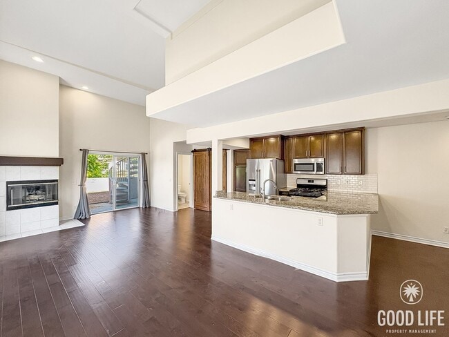 Building Photo - Great 2B/2.5BA Townhouse in PB with Roofto...