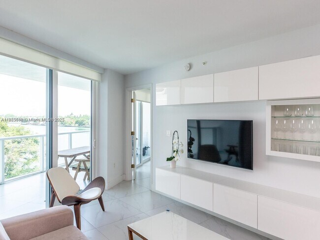 Building Photo - 9821 E Bay Harbor Dr