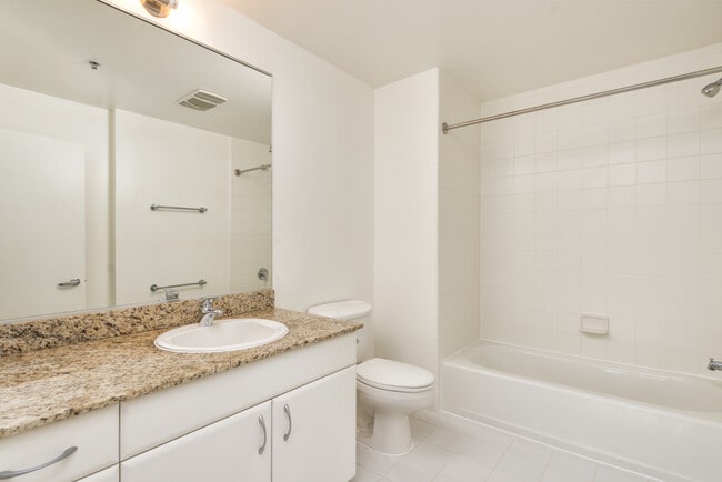 Building Photo - 250 King St