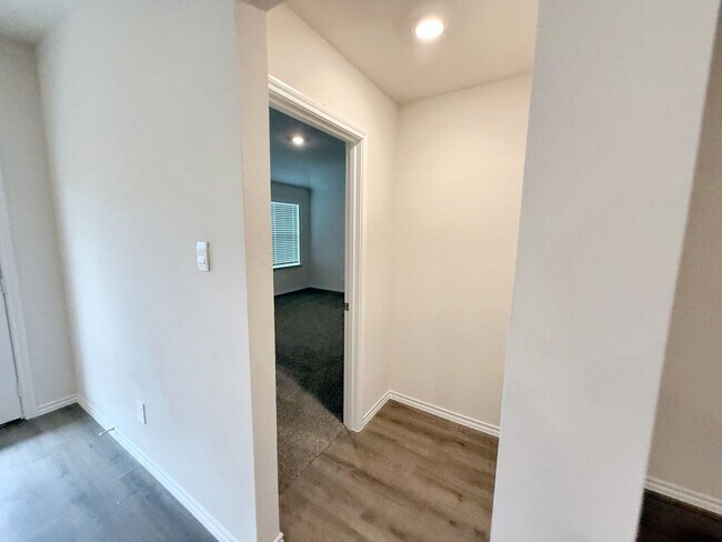 Building Photo - 4/2 in Sweetwater Springs Community, Sherman