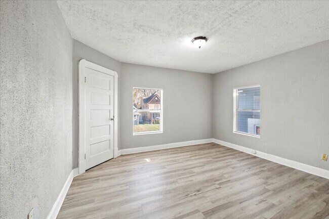 Building Photo - 1130 N Rural St