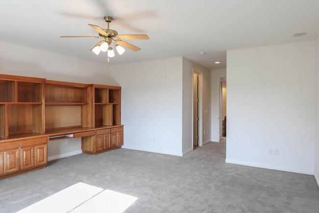 Building Photo - Stunning 6 Bedroom Home With Casita Pool H...