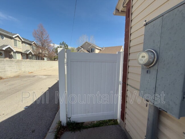 Building Photo - 872 N Main St