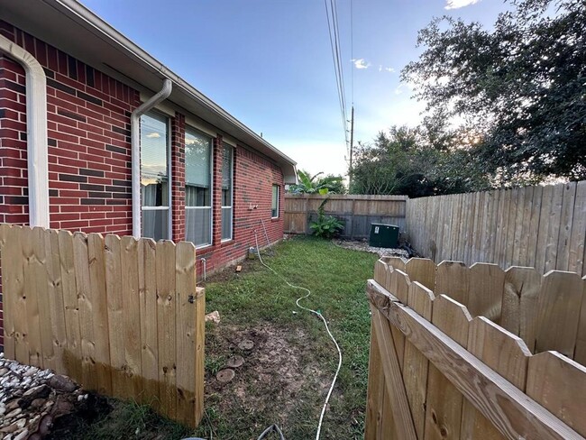 Building Photo - 17014 Sandestine Dr