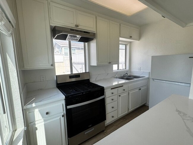Building Photo - 2 Bedroom Beach cottage in Ventura