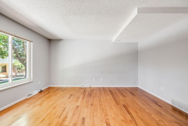 Building Photo - Updated 2BD Townhome | Private Patio | Community Amen