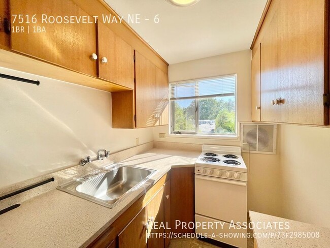 Building Photo - Top Floor 1-Bed/1-Bath in Roosevelt! **Off...