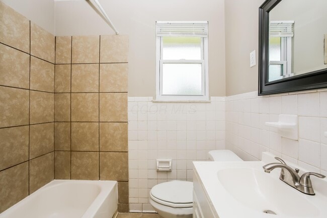 Building Photo - 1305 Coburg Rd