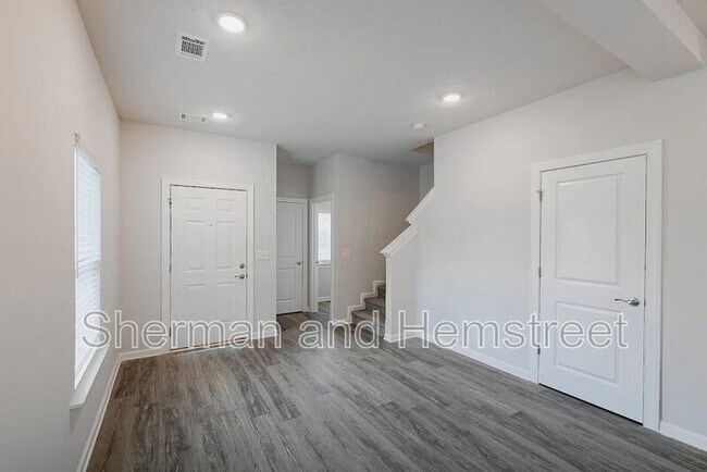 Building Photo - 2023 Lotus Dr