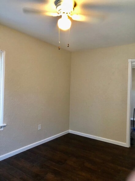 Building Photo - 606 W 4th Ave