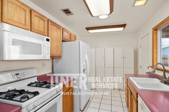 Building Photo - Pet Friendly 3-Bedroom Home with Covered P...