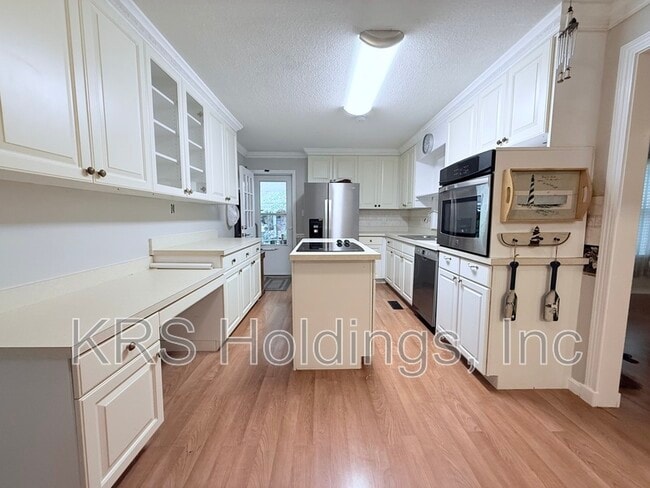 Building Photo - 715 White Oak Dr