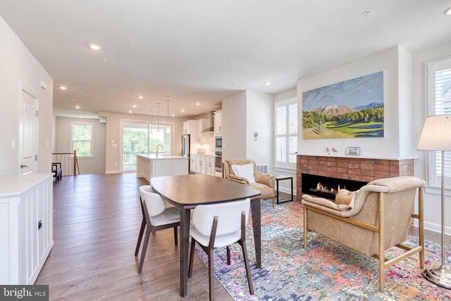 Building Photo - 200 Hickory Holw Ct