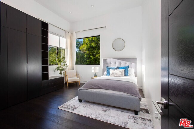 Building Photo - 454 N Sweetzer Ave