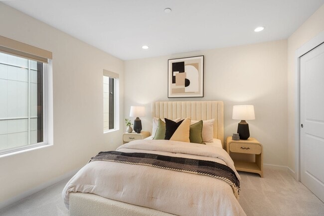 Building Photo - Comfort Meets Convenience in This Bellevue Condo