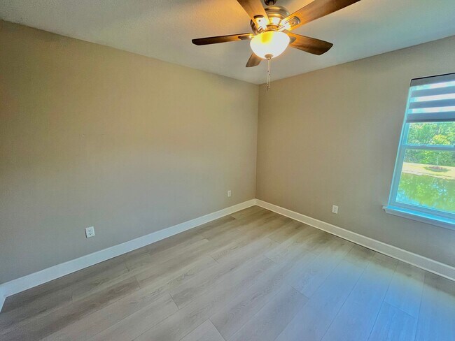 Building Photo - Beautiful 3 Bed, 2.5 Bath Townhome in Mode...