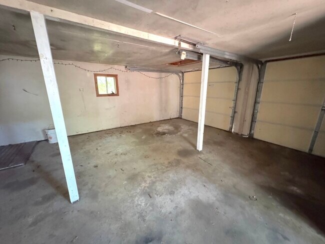Building Photo - Charming Two-Bedroom Single Family Home with Detached Garage
