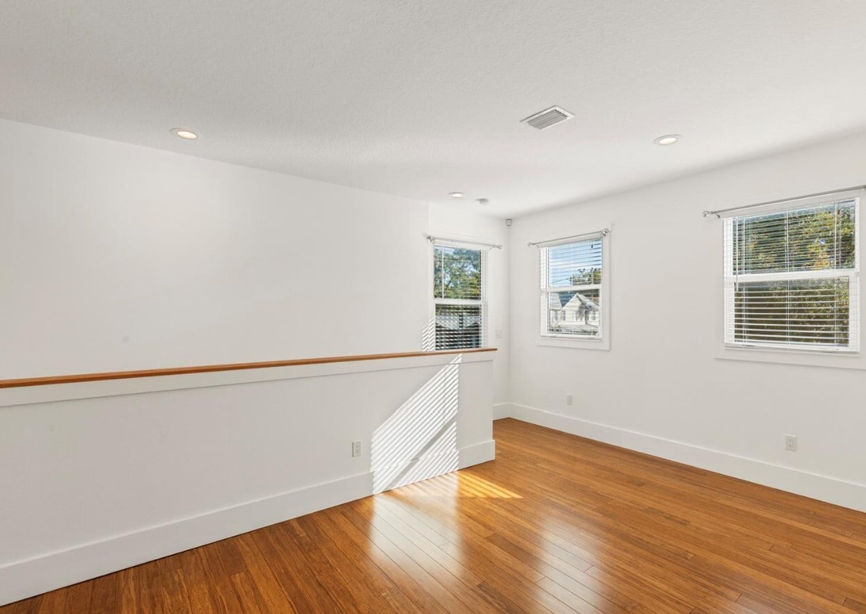 Building Photo - 214 E Floribraska Ave