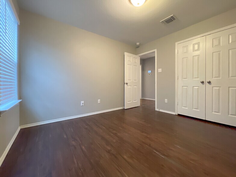 Building Photo - 3228 Beutel Rd