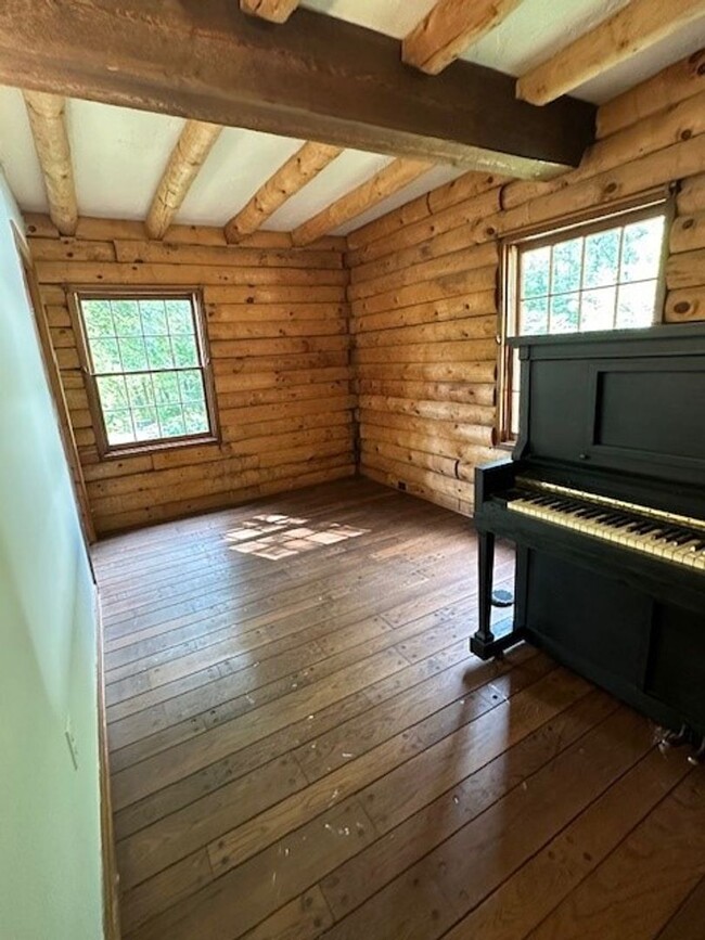 Building Photo - Country Charmer-4 Bedroom Log Home