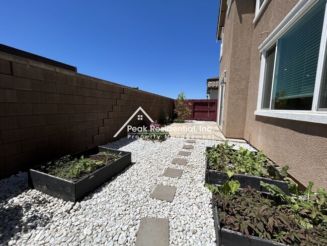 Building Photo - Beautiful Newer Folsom 4bd/2.5ba in Gated Community!