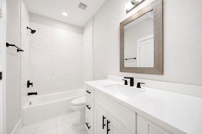 Building Photo - 1421 W 23rd St