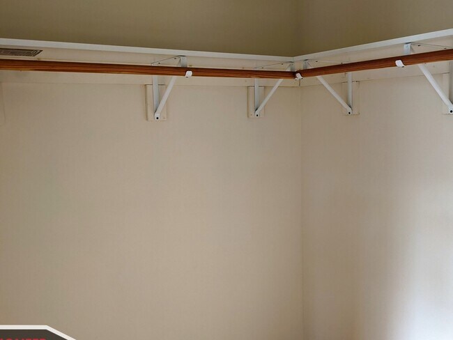 Building Photo - 2704 N Sawyer Ave