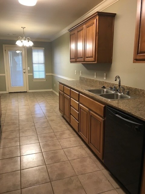 Building Photo - 884 Oakwood Ct
