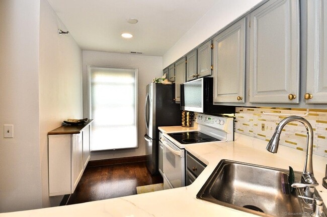 Building Photo - 178 Flax Hill Rd