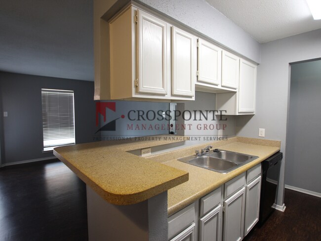 Building Photo - Tour Today: Downstairs 1 Bed 1 Bath Apartment!