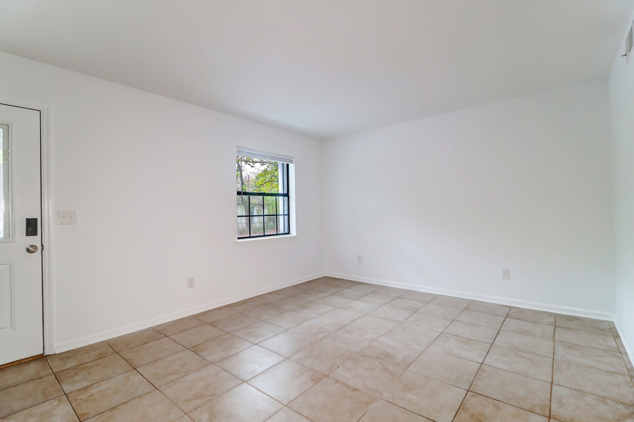 Building Photo - 1618 Poinsettia Rd