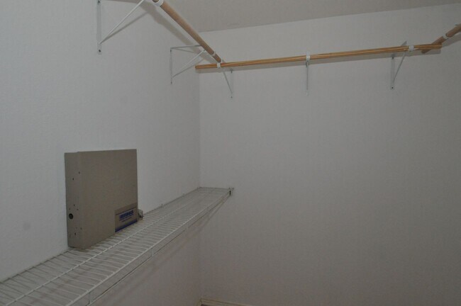 Building Photo - Great Location! All appliances included!