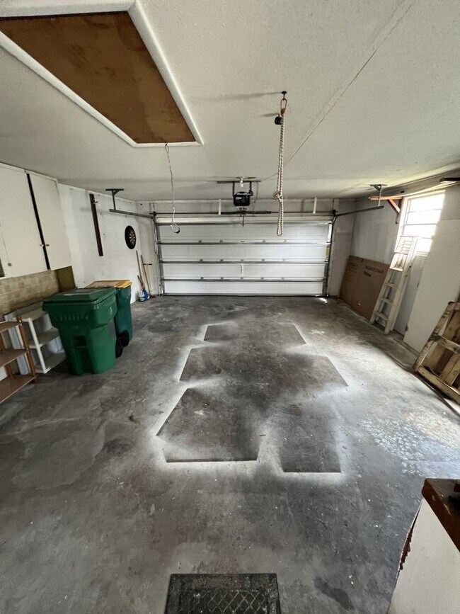 Building Photo - ** Single Family Home - Port Charlotte - 2 Bed / 2 Bath Plus Den/Bonus Room - Annual Rental - $1,...