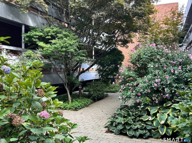 Building Photo - 92 Wilton Crest Rd