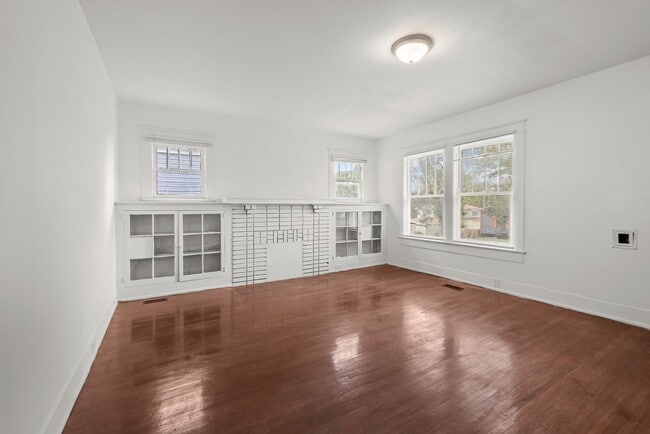 Building Photo - Charming 4 Bedroom, 2 Bathroom house