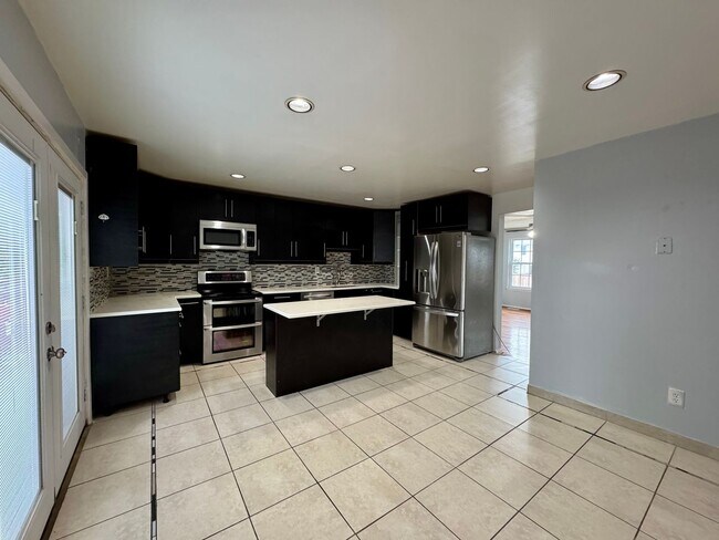 Building Photo - Charming 3 Bedroom/2 Bathroom in Essex, MD!