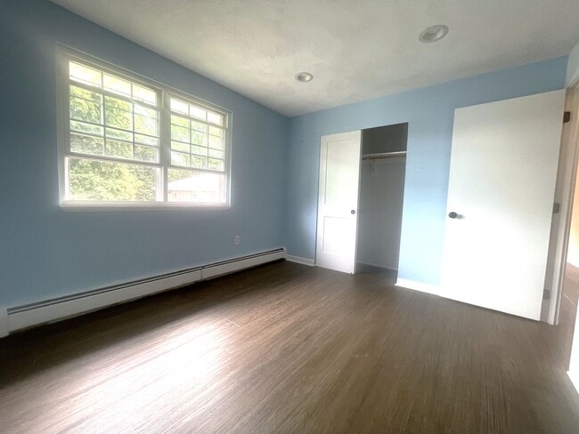 Building Photo - Bright 2-bedroom condo with balcony and ma...