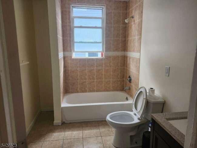 Building Photo - 313 Leslie St